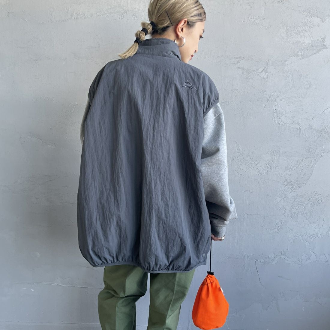 KELTY [ケルティ] 別注 中綿入り サイドスリットナイロンベスト [KE243W10IN02-JF] CHARCOAL &&モデル身長：150cm 着用サイズ：M&&