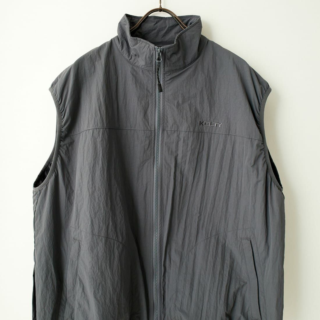 KELTY [ケルティ] 別注 中綿入り サイドスリットナイロンベスト [KE243W10IN02-JF] CHARCOAL