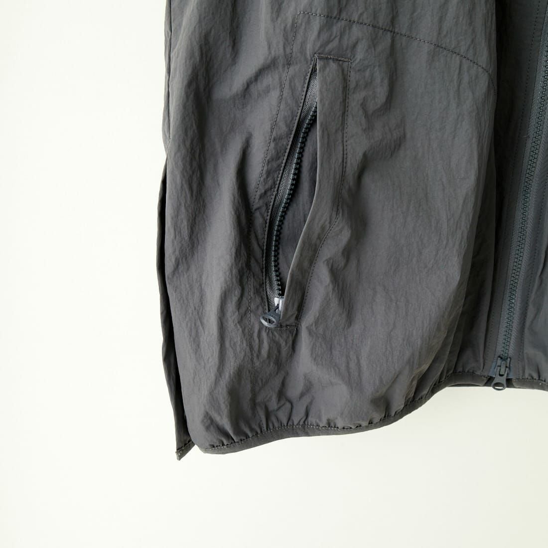 KELTY [ケルティ] 別注 中綿入り サイドスリットナイロンベスト [KE243W10IN02-JF] CHARCOAL