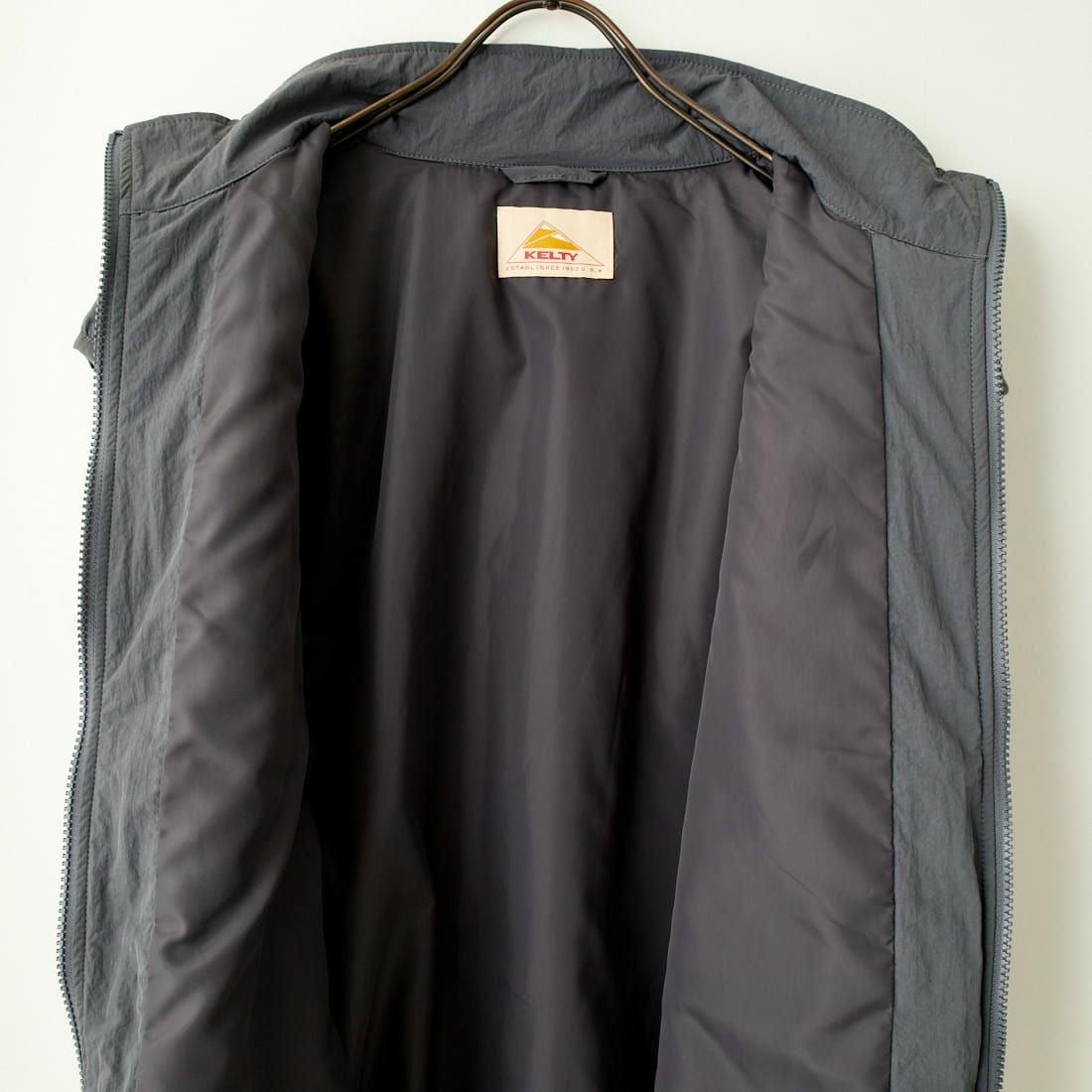 KELTY [ケルティ] 別注 中綿入り サイドスリットナイロンベスト [KE243W10IN02-JF] CHARCOAL