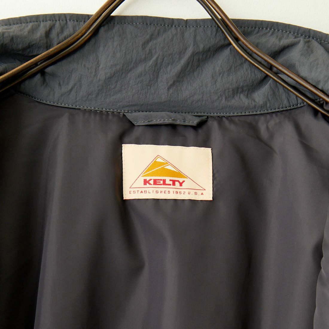 KELTY [ケルティ] 別注 中綿入り サイドスリットナイロンベスト [KE243W10IN02-JF] CHARCOAL