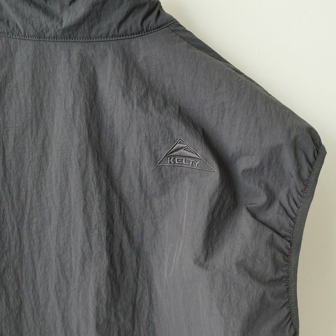 KELTY [ケルティ] 別注 中綿入り サイドスリットナイロンベスト [KE243W10IN02-JF] CHARCOAL