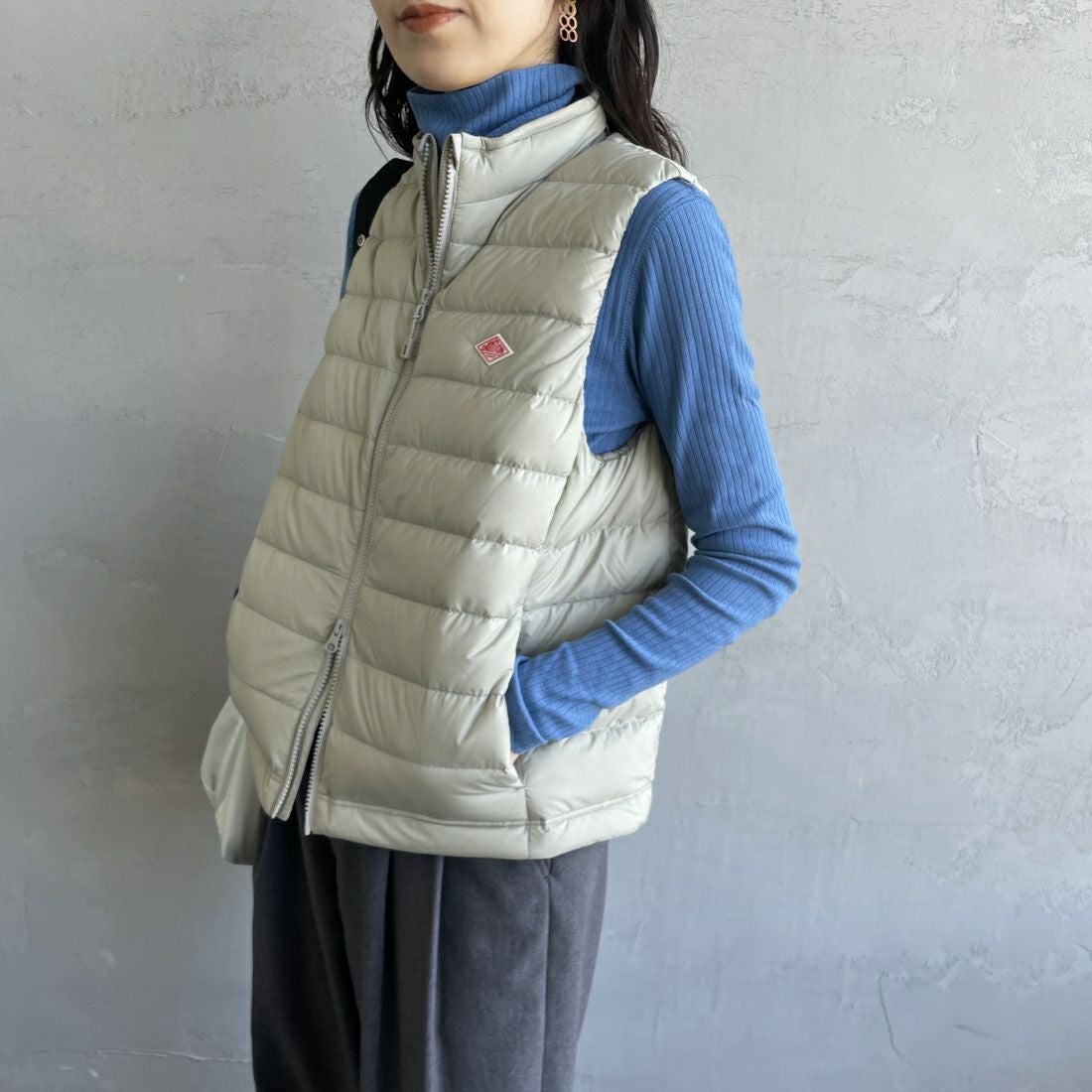 DANTON [ダントン] スタンドカラー ミドルダウンベスト [DT-A0550NRP] GREIGE &&モデル身長：160cm 着用サイズ：M&&