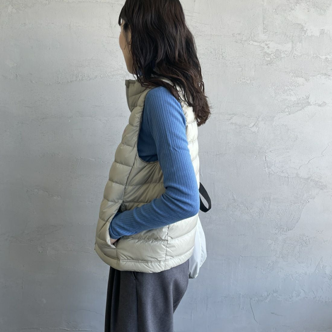 DANTON [ダントン] スタンドカラー ミドルダウンベスト [DT-A0550NRP] GREIGE &&モデル身長：160cm 着用サイズ：M&&