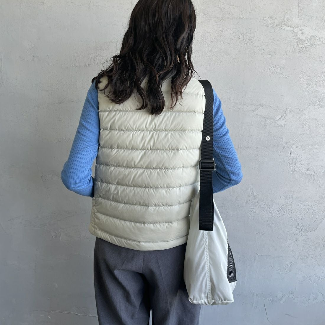 DANTON [ダントン] スタンドカラー ミドルダウンベスト [DT-A0550NRP] GREIGE &&モデル身長：160cm 着用サイズ：M&&