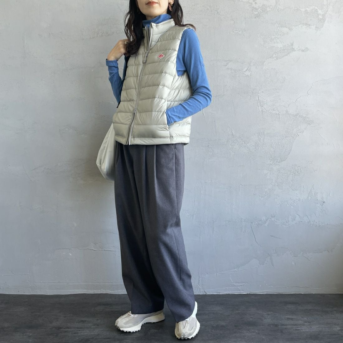 DANTON [ダントン] スタンドカラー ミドルダウンベスト [DT-A0550NRP] GREIGE &&モデル身長：160cm 着用サイズ：M&&