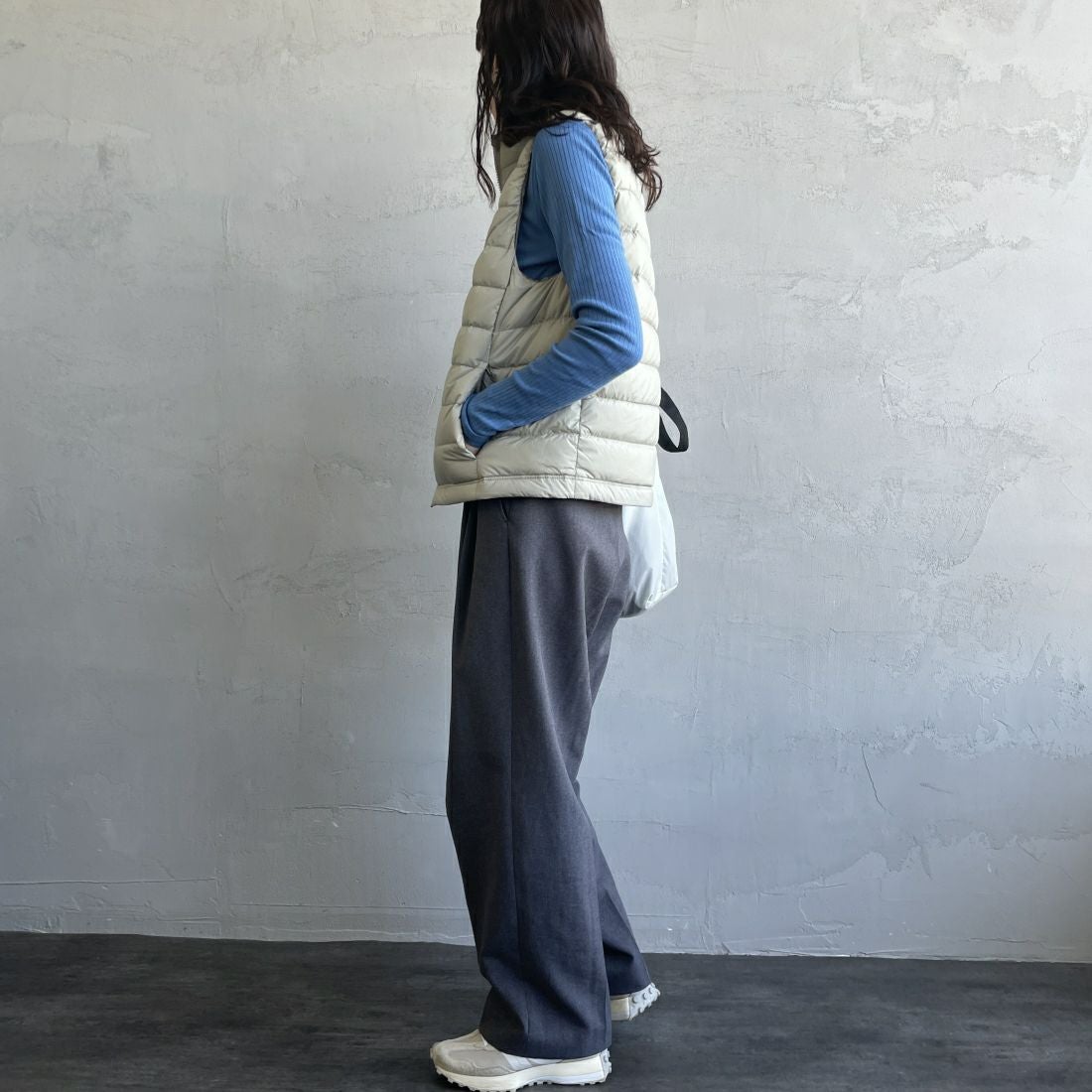 DANTON [ダントン] スタンドカラー ミドルダウンベスト [DT-A0550NRP] GREIGE &&モデル身長：160cm 着用サイズ：M&&