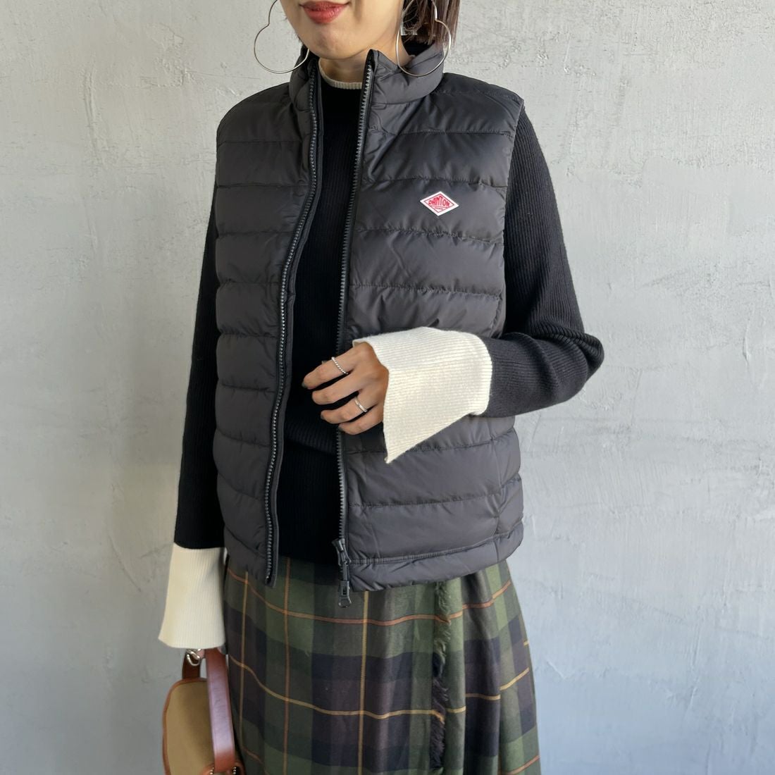 DANTON [ダントン] スタンドカラー ミドルダウンベスト [DT-A0550NRP] BLACK &&モデル身長：159cm 着用サイズ：M&&