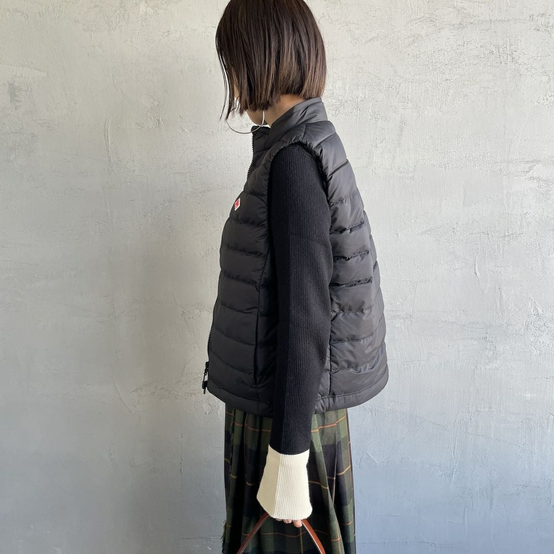 DANTON [ダントン] スタンドカラー ミドルダウンベスト [DT-A0550NRP] BLACK &&モデル身長：159cm 着用サイズ：M&&