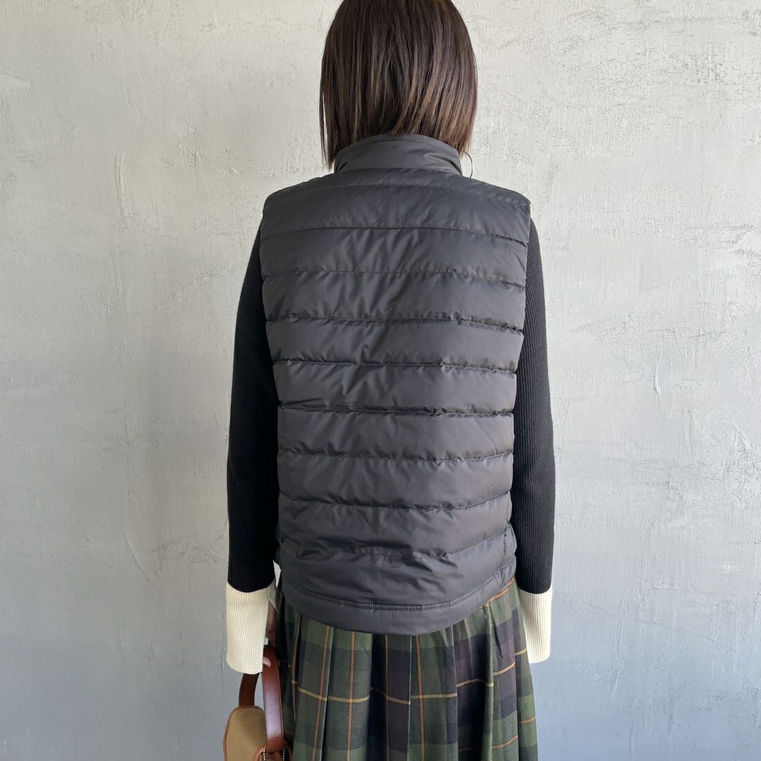 DANTON [ダントン] スタンドカラー ミドルダウンベスト [DT-A0550NRP] BLACK &&モデル身長：159cm 着用サイズ：M&&