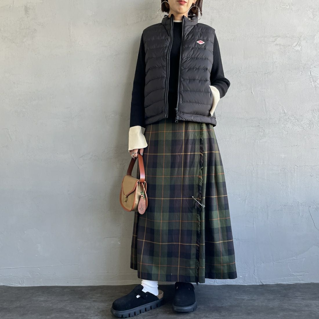 DANTON [ダントン] スタンドカラー ミドルダウンベスト [DT-A0550NRP] BLACK &&モデル身長：159cm 着用サイズ：M&&