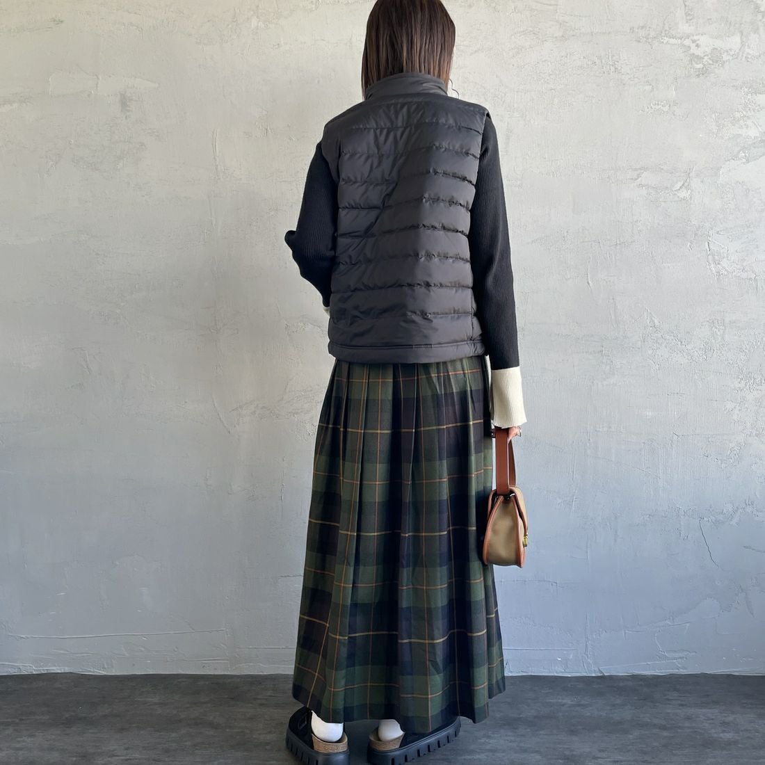 DANTON [ダントン] スタンドカラー ミドルダウンベスト [DT-A0550NRP] BLACK &&モデル身長：159cm 着用サイズ：M&&