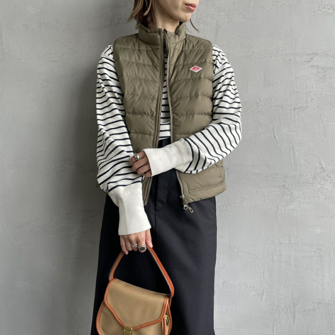 DANTON [ダントン] スタンドカラー ミドルダウンベスト [DT-A0550NRP] KHAKI BROW&&モデル身長：158cm 着用サイズ：S&&
