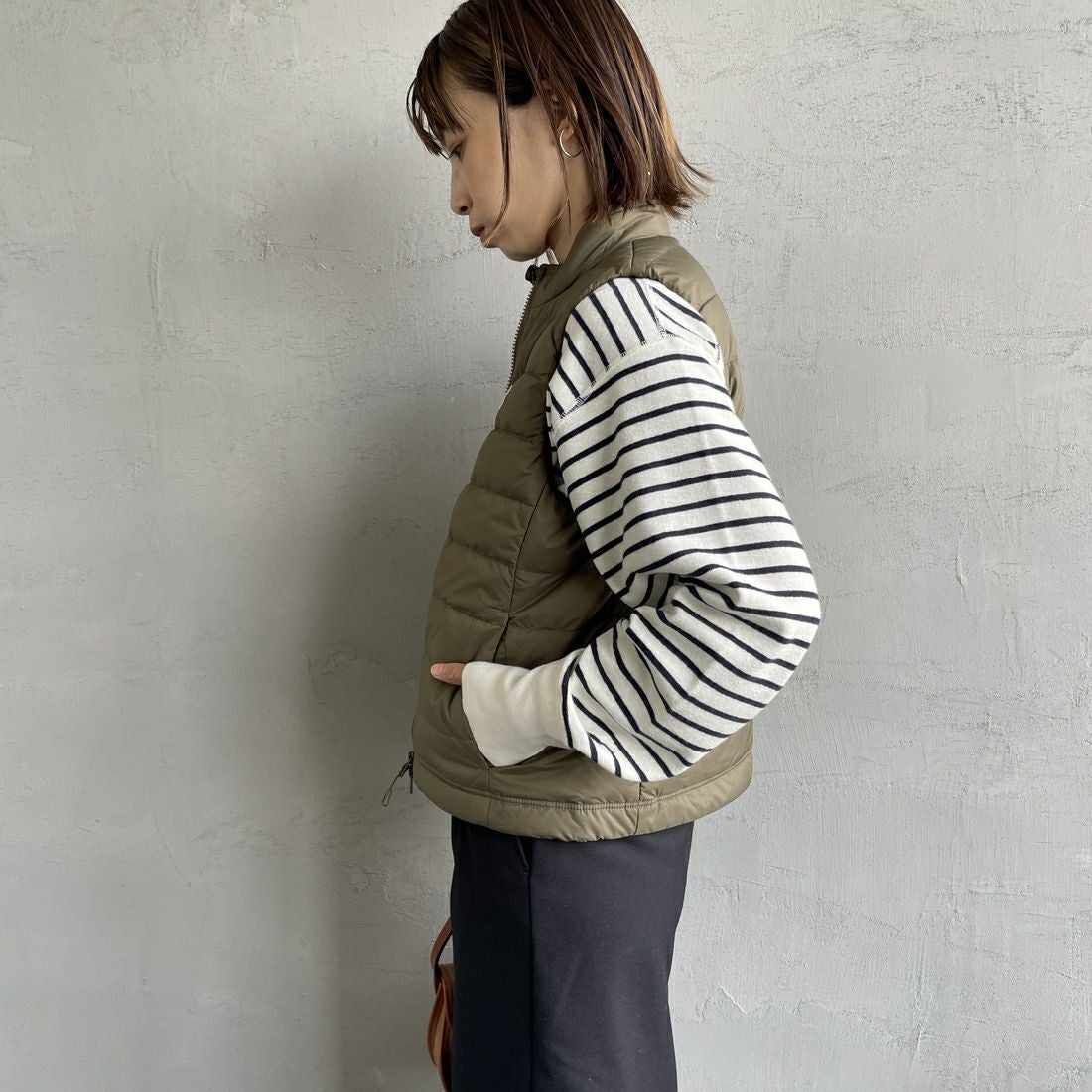 DANTON [ダントン] スタンドカラー ミドルダウンベスト [DT-A0550NRP] KHAKI BROW&&モデル身長：158cm 着用サイズ：S&&