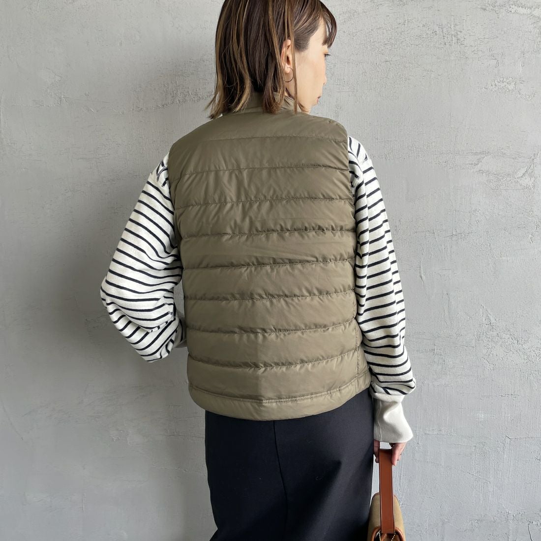 DANTON [ダントン] スタンドカラー ミドルダウンベスト [DT-A0550NRP] KHAKI BROW&&モデル身長：158cm 着用サイズ：S&&