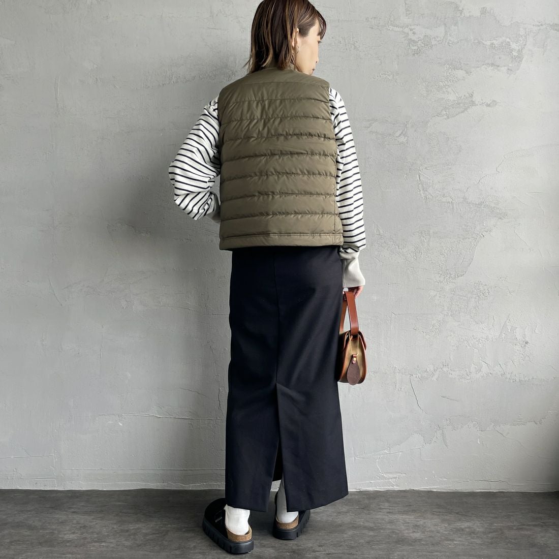 DANTON [ダントン] スタンドカラー ミドルダウンベスト [DT-A0550NRP] KHAKI BROW&&モデル身長：158cm 着用サイズ：S&&