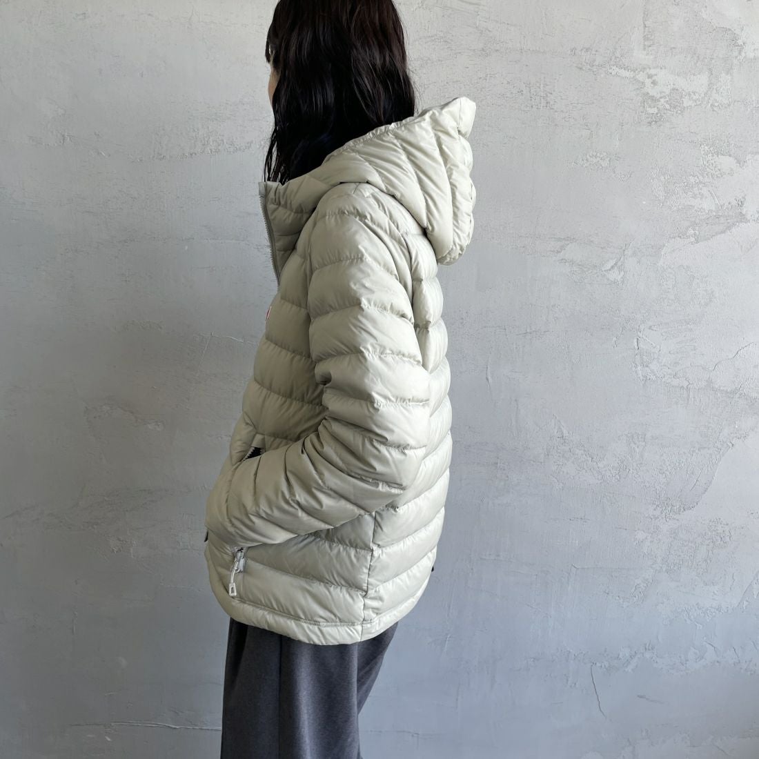 DANTON [ダントン] ミドルダウンフードジャケット [DT-A0563NRP] GREIGE &&モデル身長：160cm 着用サイズ：M&&