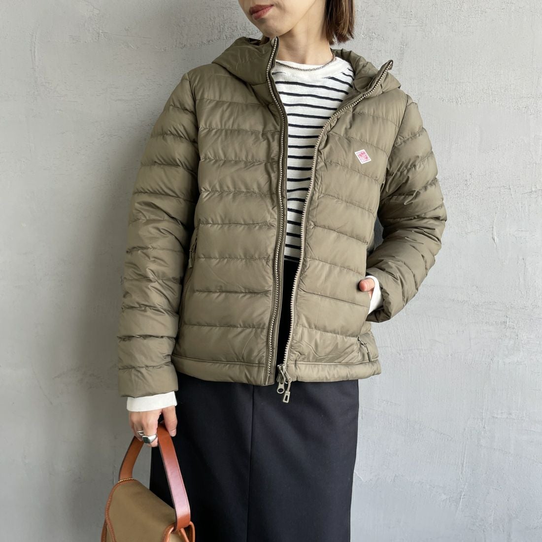 DANTON [ダントン] ミドルダウンフードジャケット [DT-A0563NRP] KHAKI BROW&&モデル身長：158cm 着用サイズ：S&&