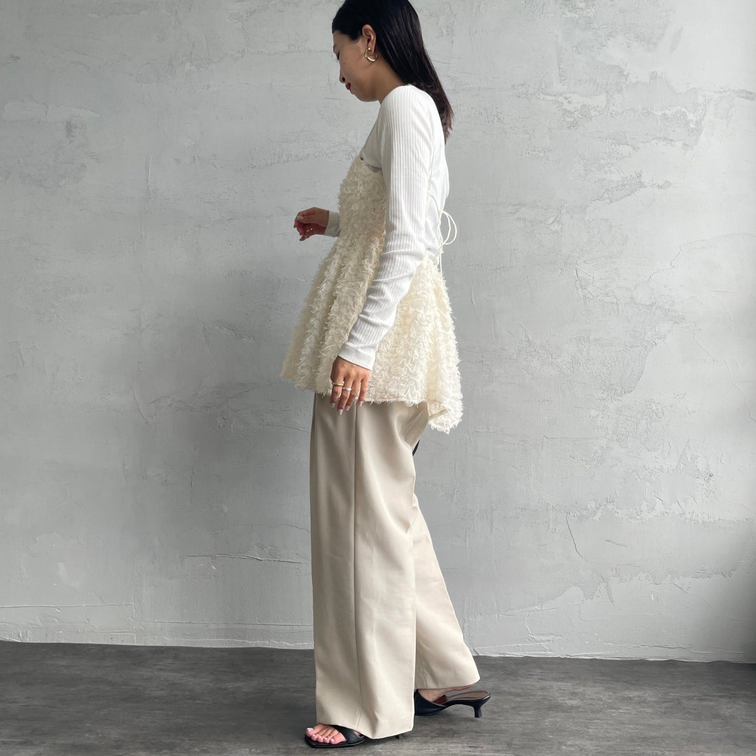 USINE [ユジーヌ] フェザーキャミブラウス [2430602] IVORY &&モデル身長：163cm 着用サイズ：F&&