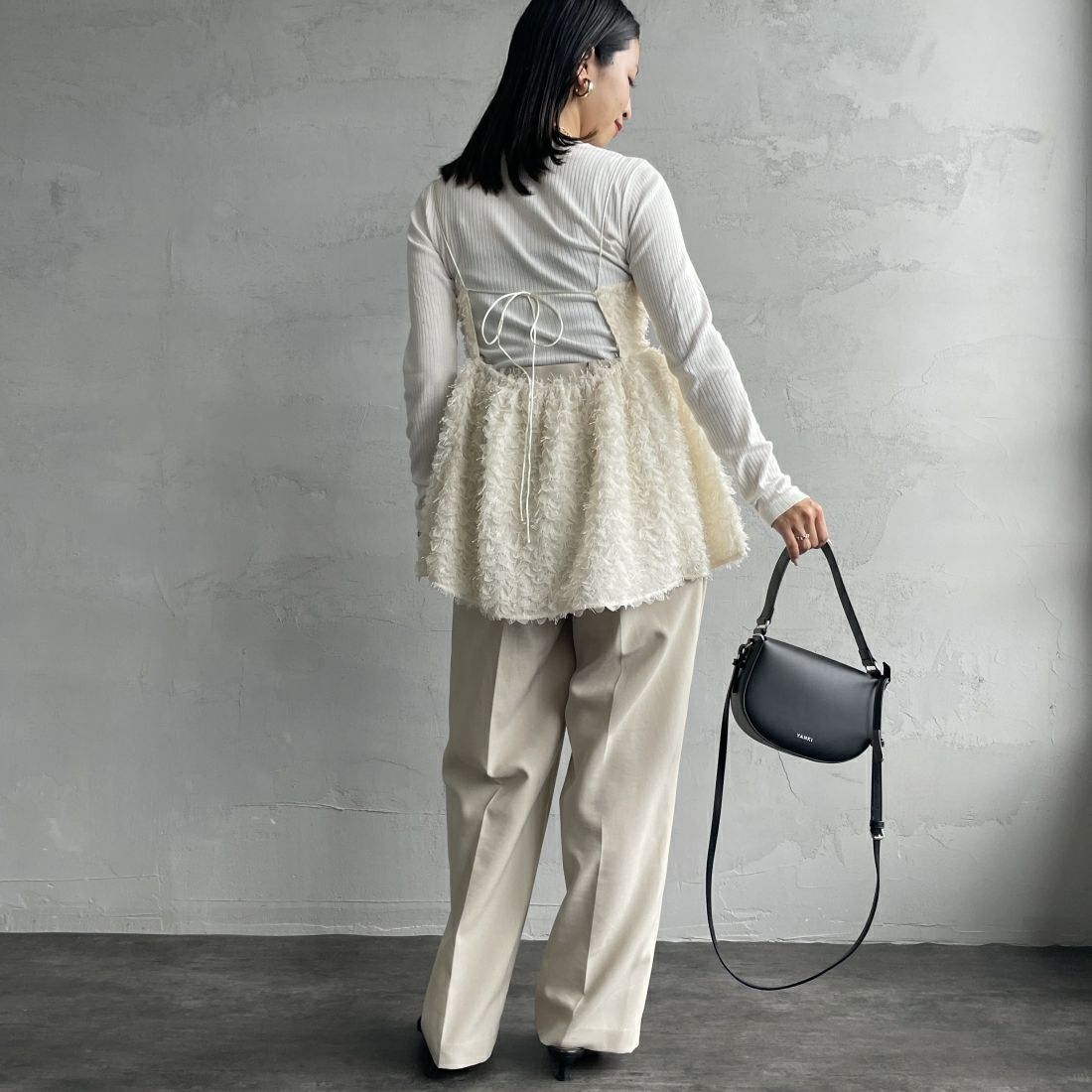 USINE [ユジーヌ] フェザーキャミブラウス [2430602] IVORY &&モデル身長：163cm 着用サイズ：F&&