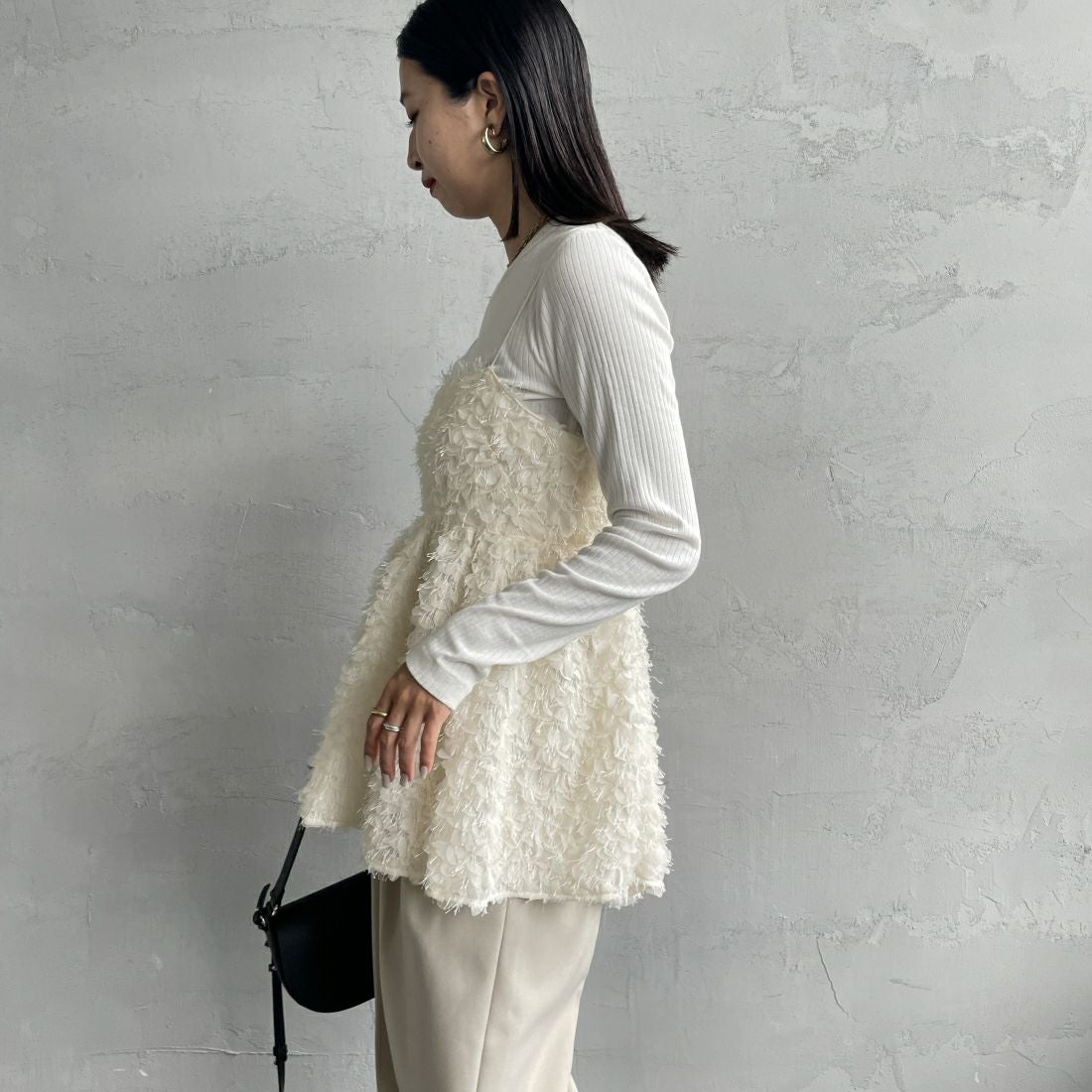 USINE [ユジーヌ] フェザーキャミブラウス [2430602] IVORY &&モデル身長：163cm 着用サイズ：F&&