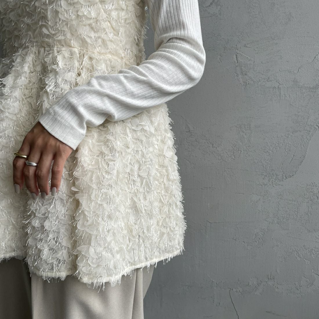 USINE [ユジーヌ] フェザーキャミブラウス [2430602] IVORY &&モデル身長：163cm 着用サイズ：F&&