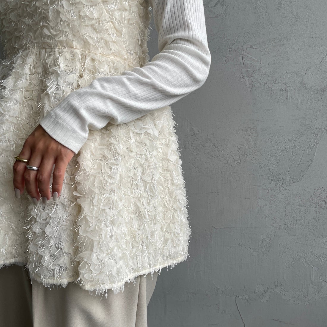 USINE [ユジーヌ] フェザーキャミブラウス [2430602] IVORY &&モデル身長：163cm 着用サイズ：F&&