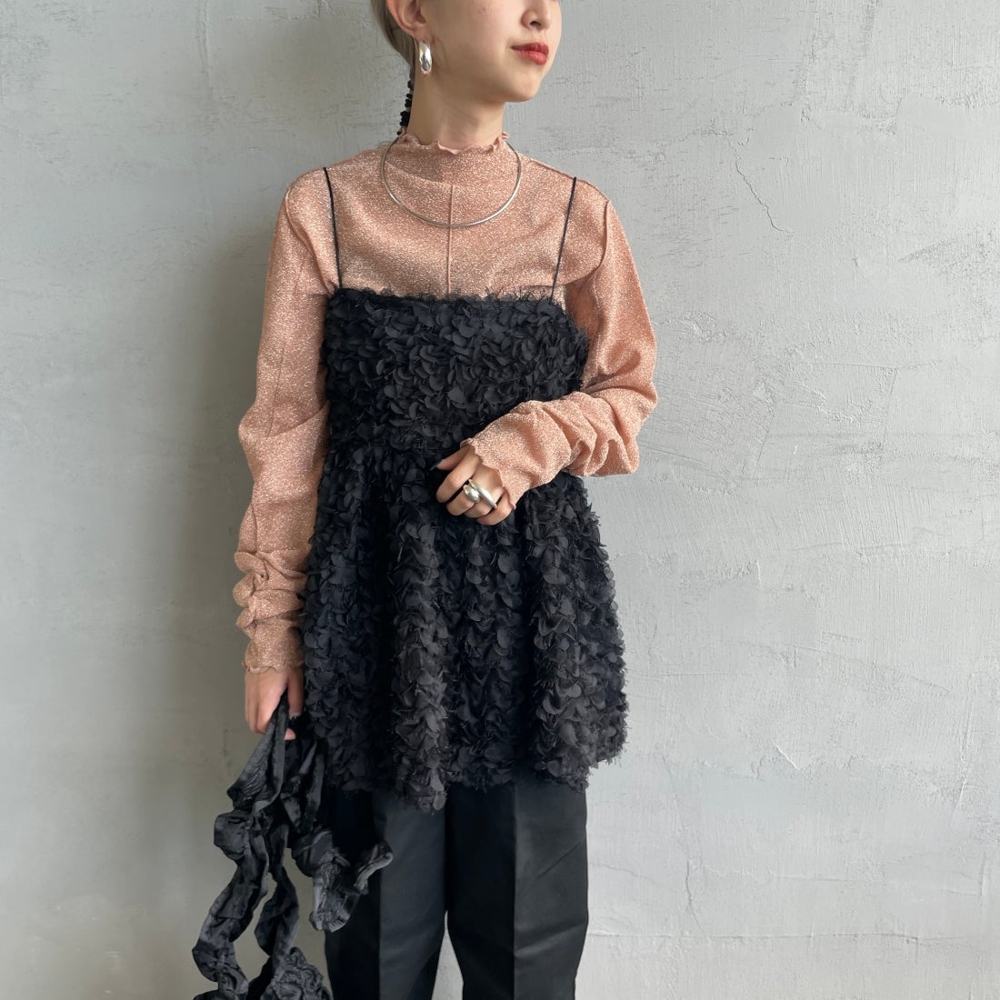 USINE [ユジーヌ] フェザーキャミブラウス [2430602] BLACK &&モデル身長：150cm 着用サイズ：F&&