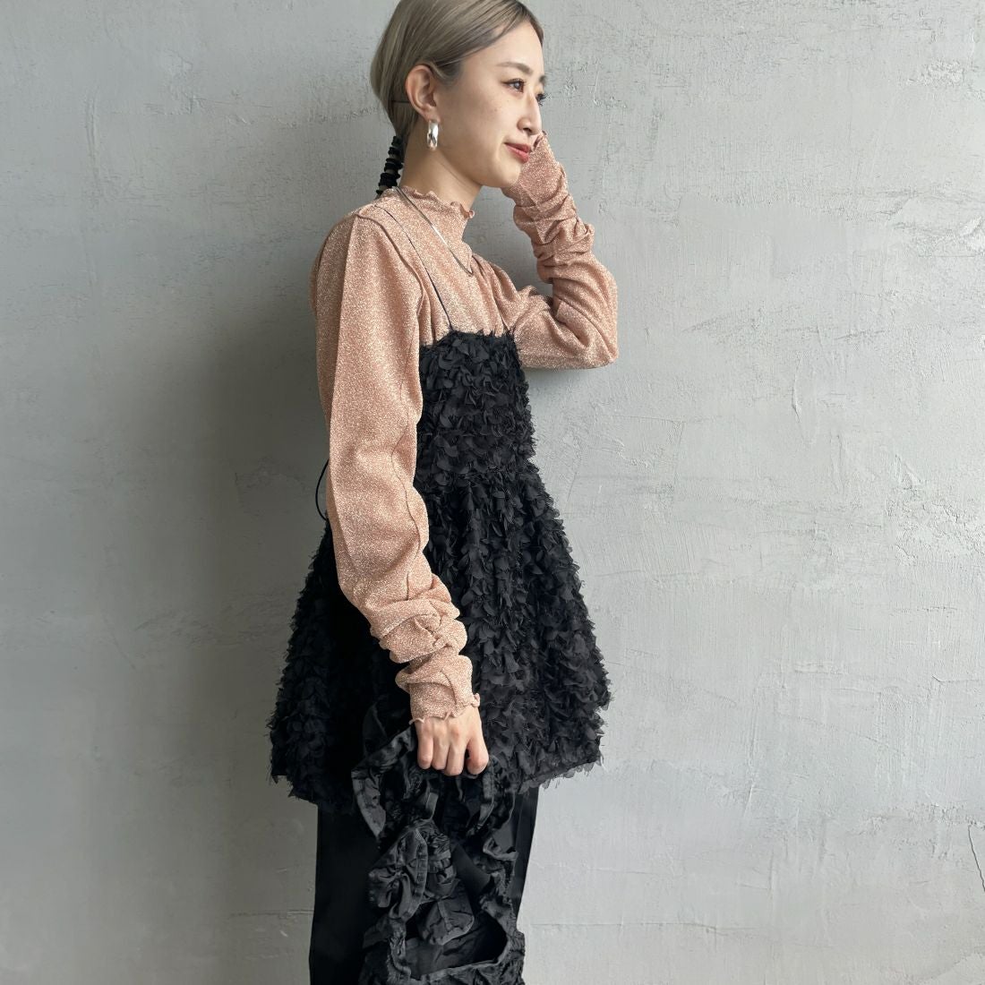 USINE [ユジーヌ] フェザーキャミブラウス [2430602] BLACK &&モデル身長：150cm 着用サイズ：F&&