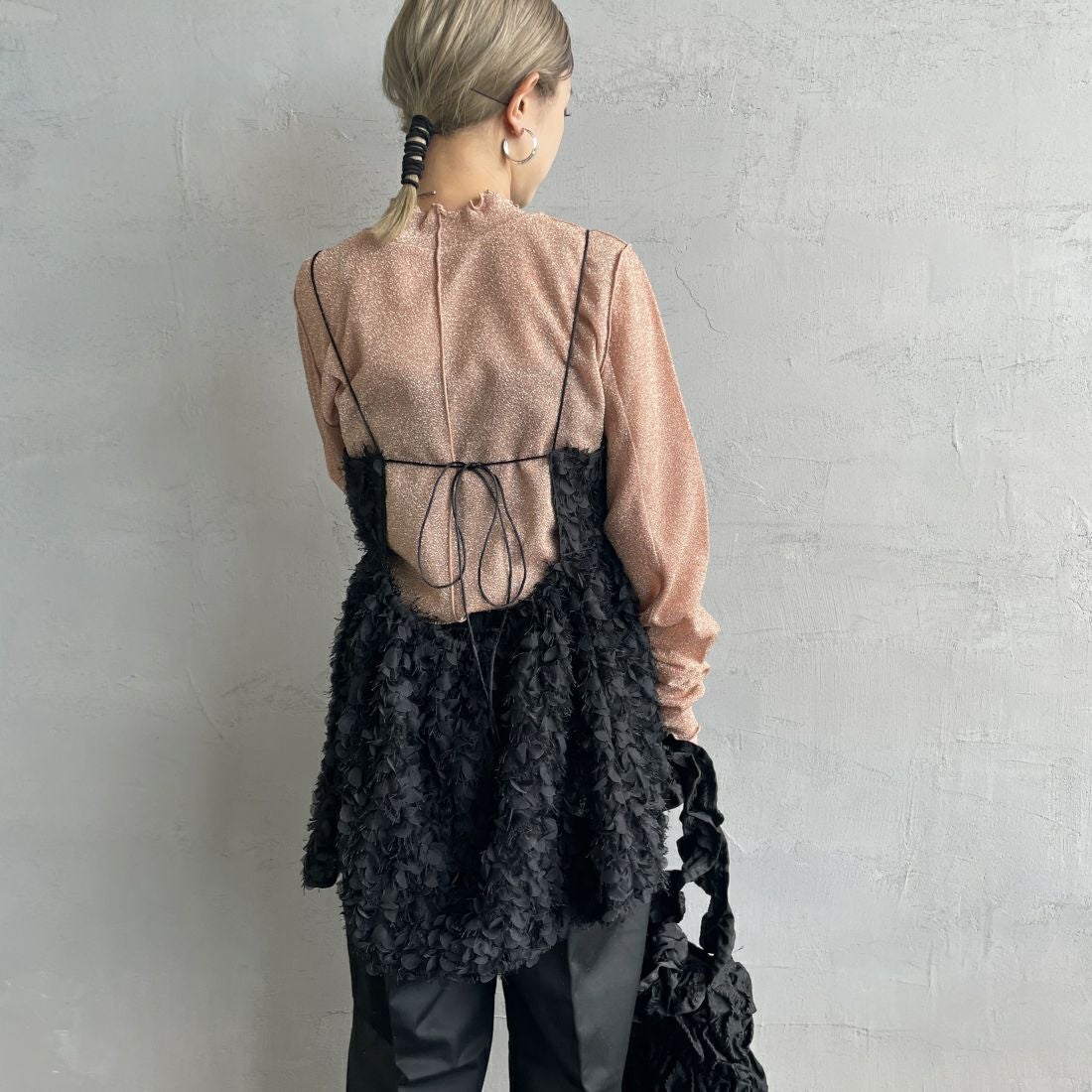 USINE [ユジーヌ] フェザーキャミブラウス [2430602] BLACK &&モデル身長：150cm 着用サイズ：F&&