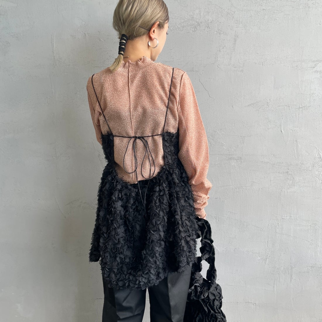 USINE [ユジーヌ] フェザーキャミブラウス [2430602] BLACK &&モデル身長：150cm 着用サイズ：F&&