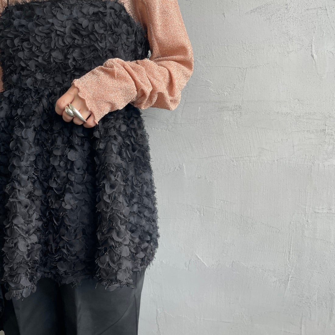 USINE [ユジーヌ] フェザーキャミブラウス [2430602] BLACK &&モデル身長：150cm 着用サイズ：F&&