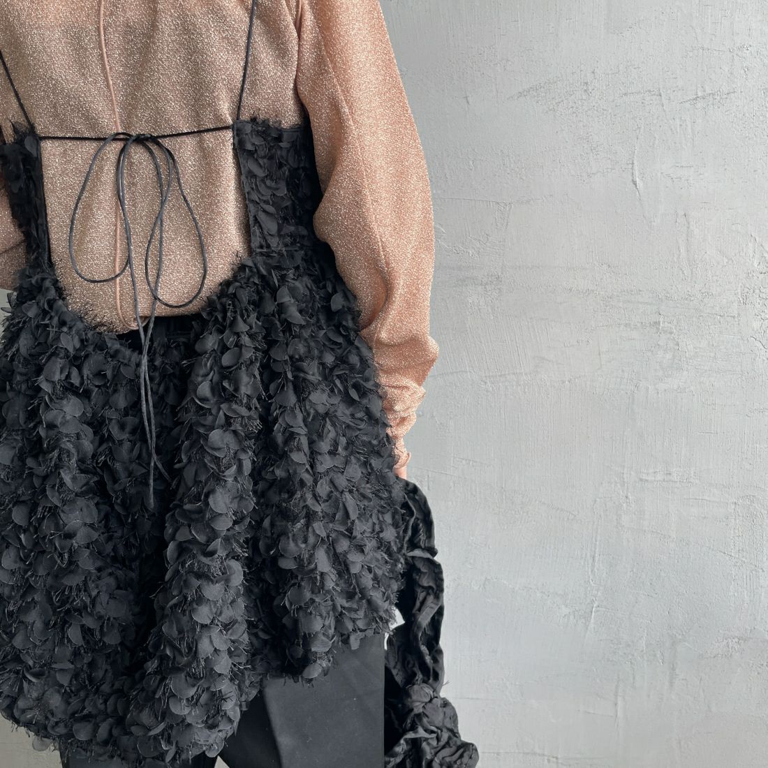 USINE [ユジーヌ] フェザーキャミブラウス [2430602] BLACK &&モデル身長：150cm 着用サイズ：F&&