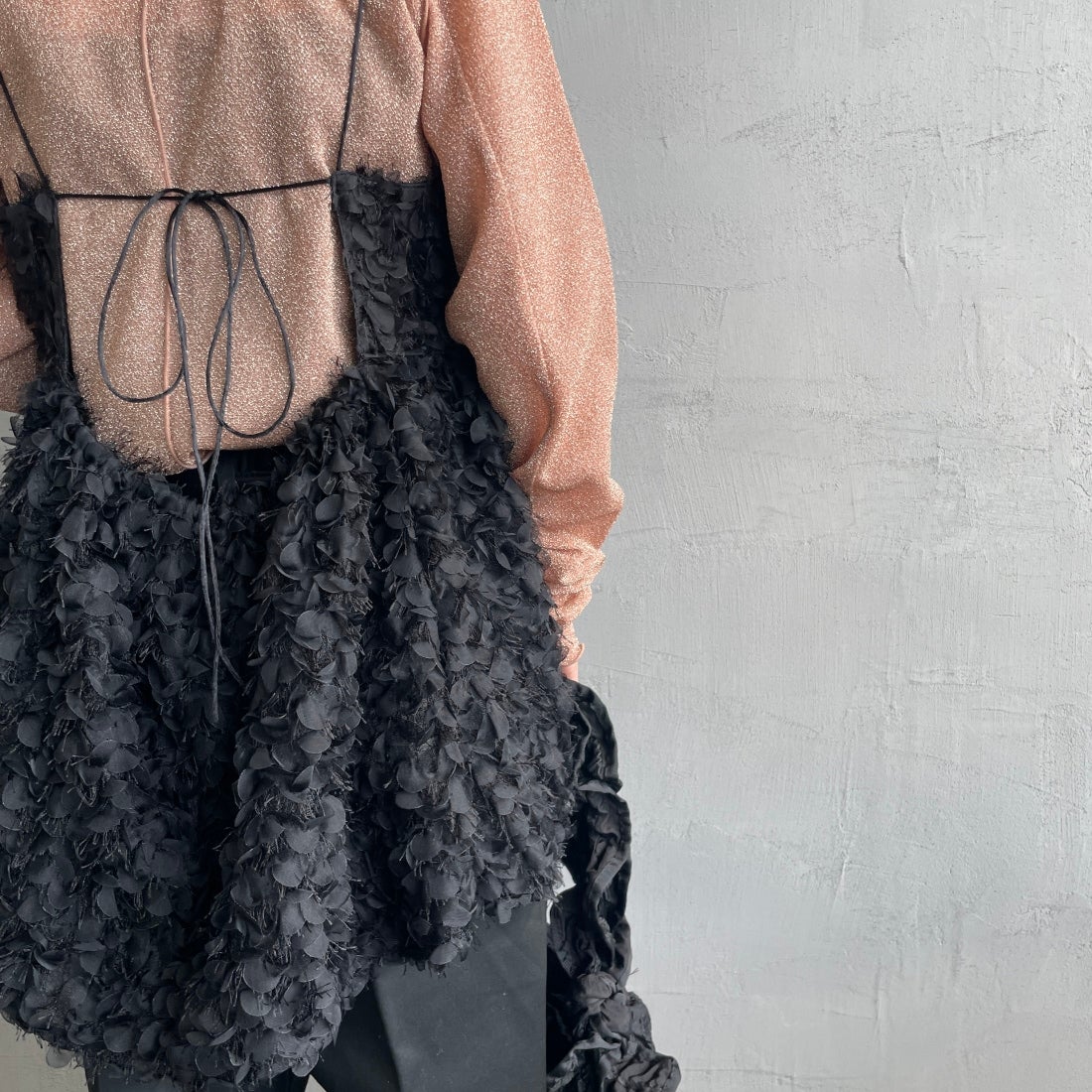 USINE [ユジーヌ] フェザーキャミブラウス [2430602] BLACK &&モデル身長：150cm 着用サイズ：F&&