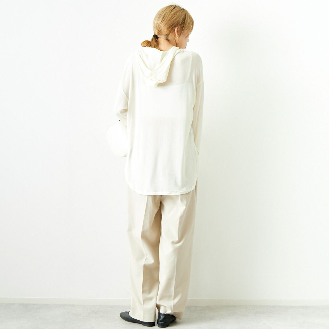 CHIGNON [シニヨン] フーディチュールプルオーバー [8644-106KK] IVORY &&モデル身長：167cm 着用サイズ：F&&