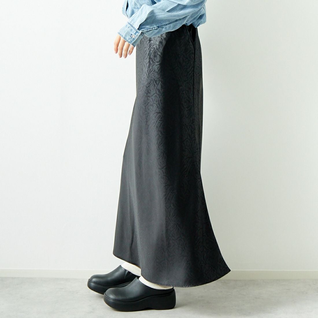 CHIGNON [シニヨン] レザーライクマーメイドスカート [2144-047MK] BLACK &&モデル身長：167cm 着用サイズ：F&&