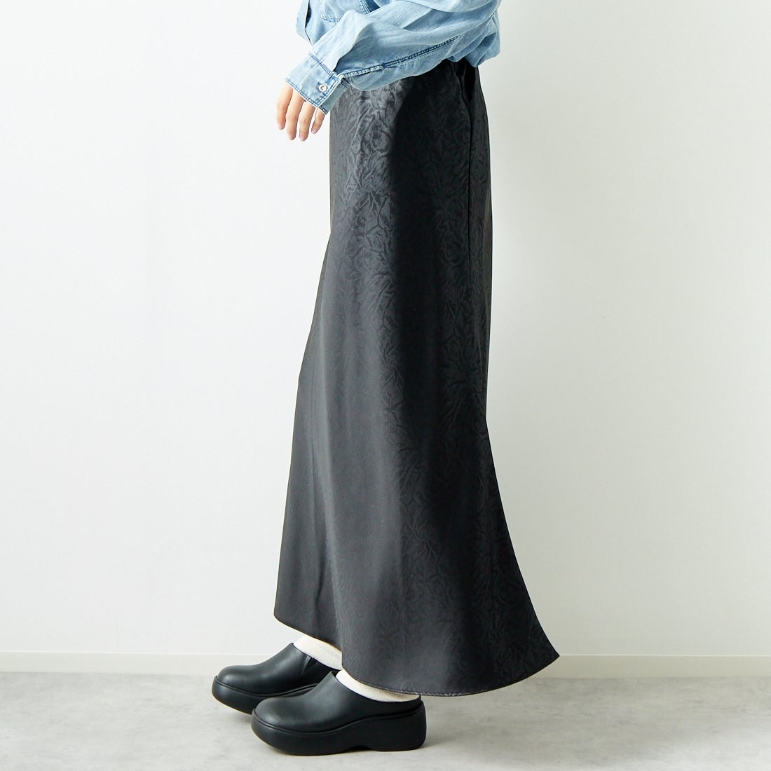 CHIGNON [シニヨン] レザーライクマーメイドスカート [2144-047MK] BLACK &&モデル身長：167cm 着用サイズ：F&&