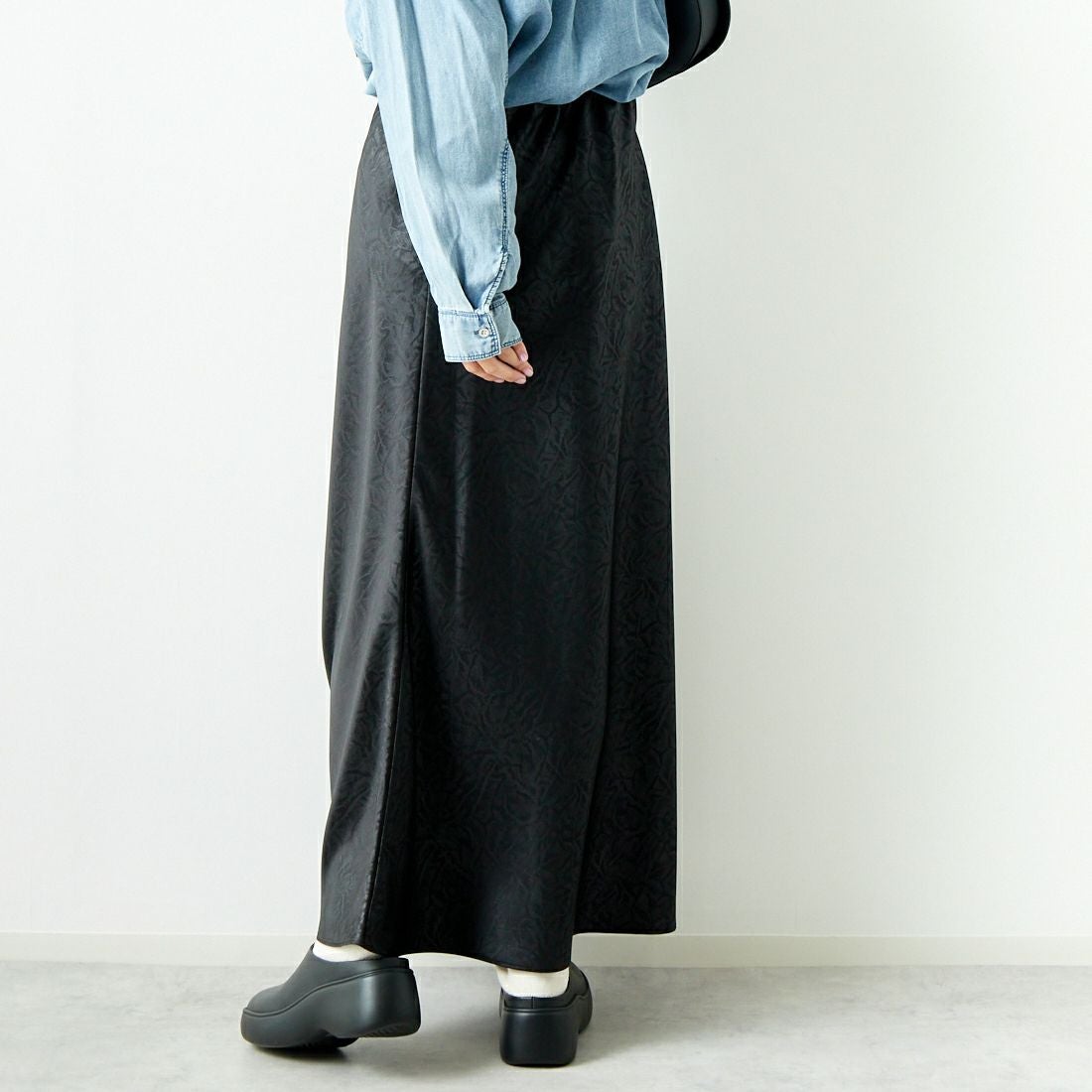 CHIGNON [シニヨン] レザーライクマーメイドスカート [2144-047MK] BLACK &&モデル身長：167cm 着用サイズ：F&&