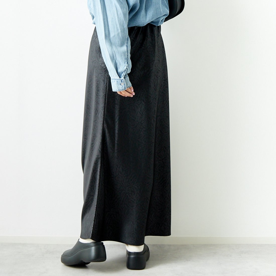 CHIGNON [シニヨン] レザーライクマーメイドスカート [2144-047MK] BLACK &&モデル身長：167cm 着用サイズ：F&&