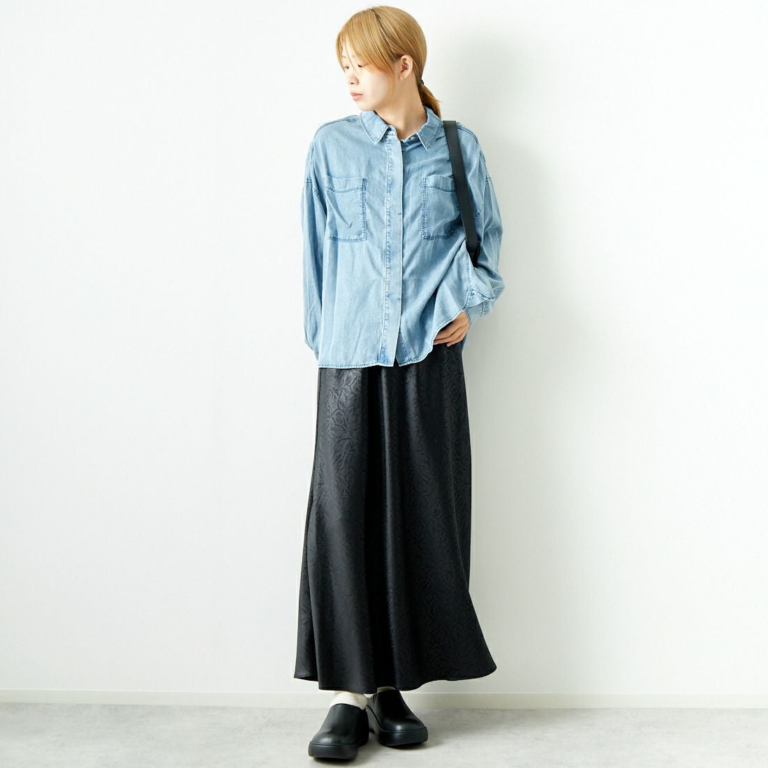 CHIGNON [シニヨン] レザーライクマーメイドスカート [2144-047MK] BLACK &&モデル身長：167cm 着用サイズ：F&&