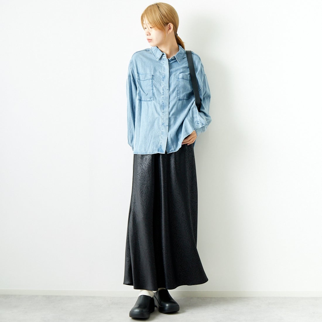 CHIGNON [シニヨン] レザーライクマーメイドスカート [2144-047MK] BLACK &&モデル身長：167cm 着用サイズ：F&&