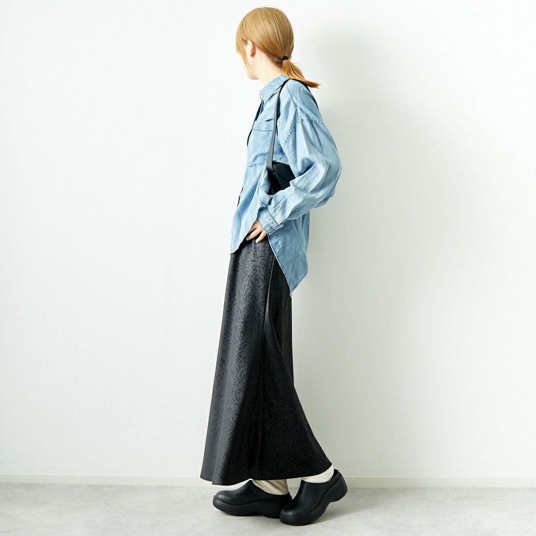 CHIGNON [シニヨン] レザーライクマーメイドスカート [2144-047MK] BLACK &&モデル身長：167cm 着用サイズ：F&&