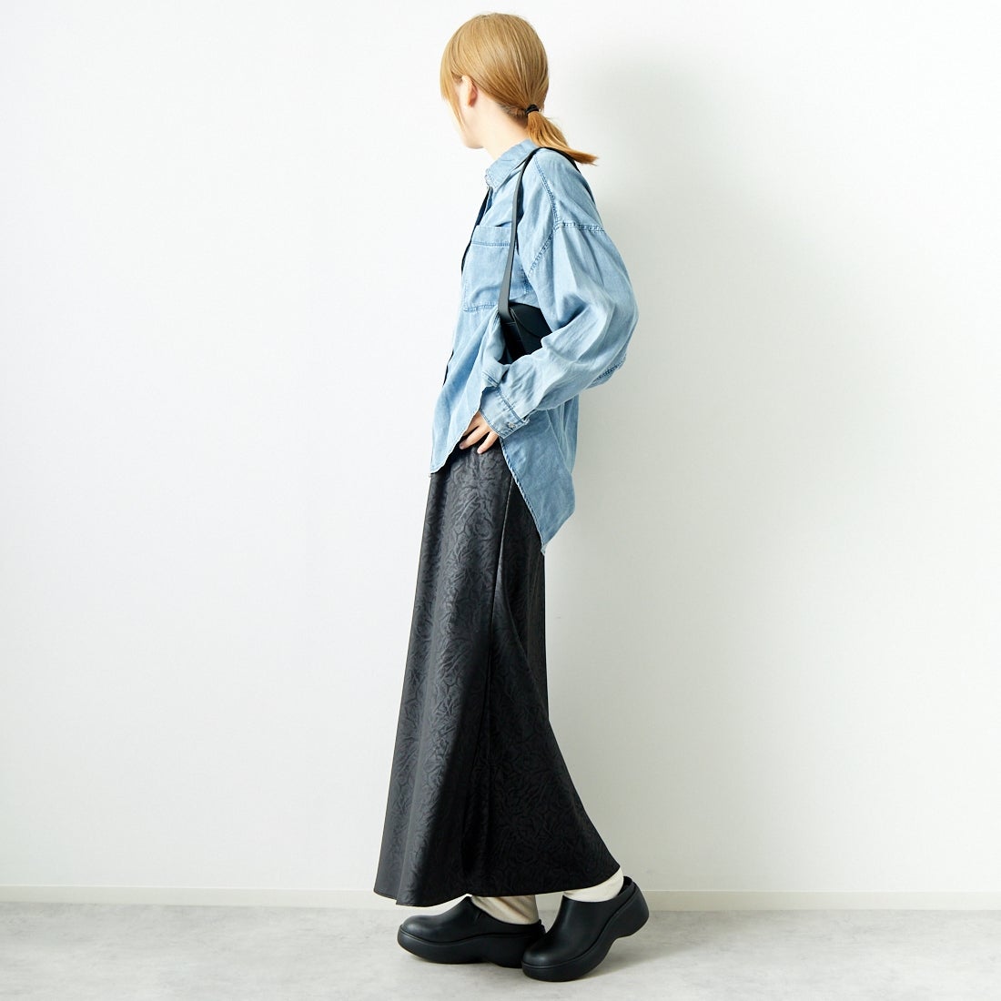 CHIGNON [シニヨン] レザーライクマーメイドスカート [2144-047MK] BLACK &&モデル身長：167cm 着用サイズ：F&&