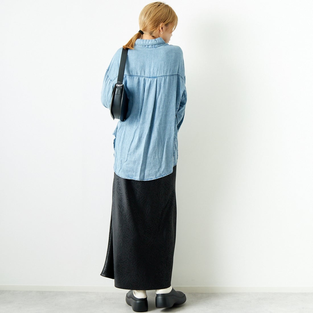 CHIGNON [シニヨン] レザーライクマーメイドスカート [2144-047MK] BLACK &&モデル身長：167cm 着用サイズ：F&&