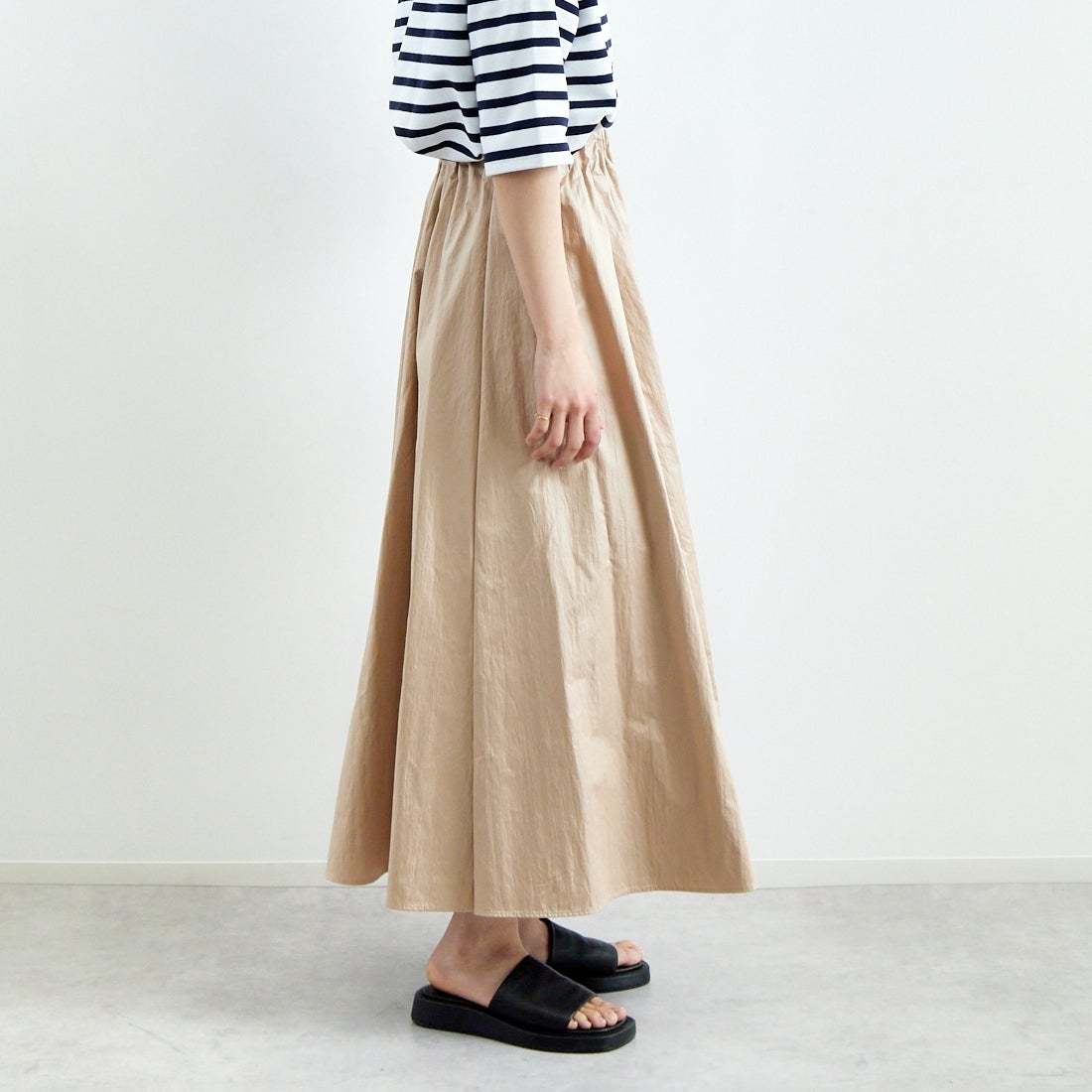 Jeans Factory Clothes [ジーンズファクトリークローズ] シャイニータックスカート [21243058] 033 ﾍﾞｰｼﾞｭ &&モデル身長：160cm 着用サイズ：F&&