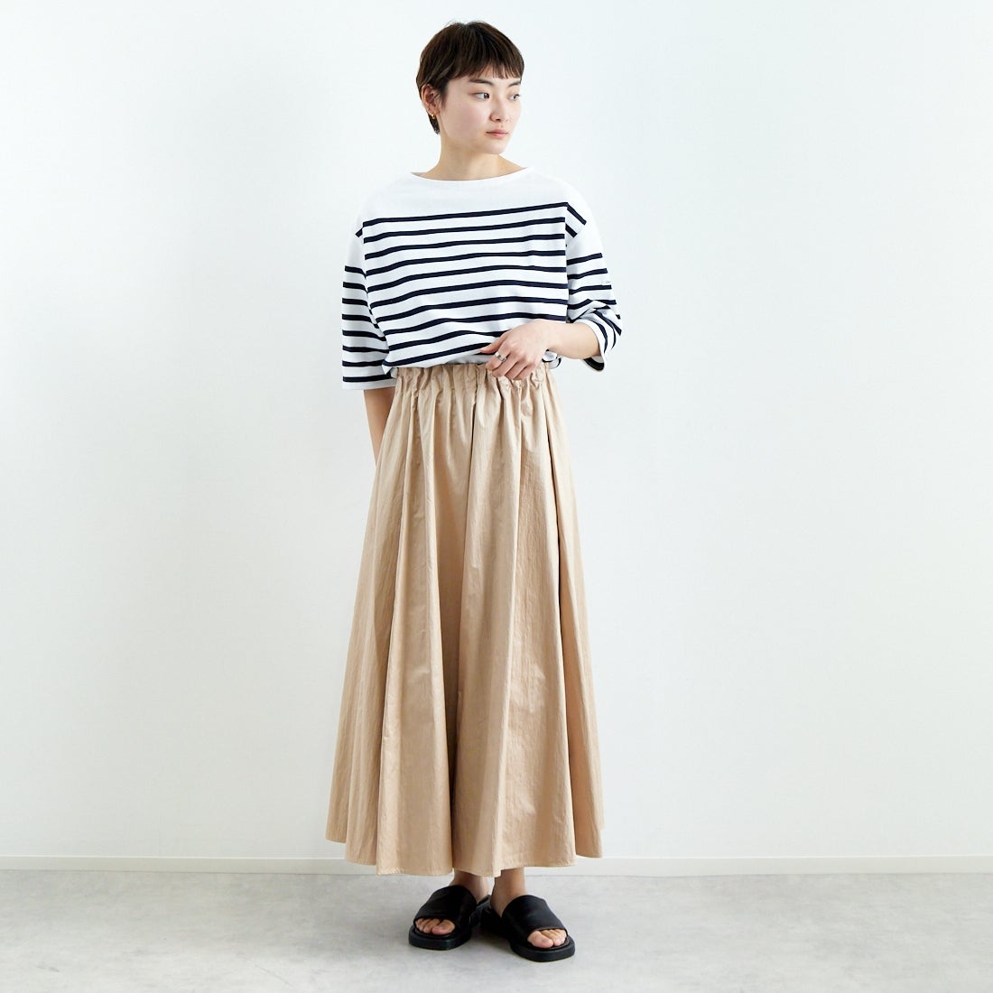 Jeans Factory Clothes [ジーンズファクトリークローズ] シャイニータックスカート [21243058] 033 ﾍﾞｰｼﾞｭ &&モデル身長：160cm 着用サイズ：F&&