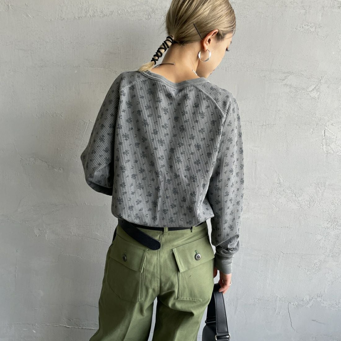 JE MORGAN [ジェイイーモーガン] ワッフルオーバーダイ ロングスリーブTシャツ [JE053-19S] 06 GRAY &&モデル身長：150cm 着用サイズ：F&&