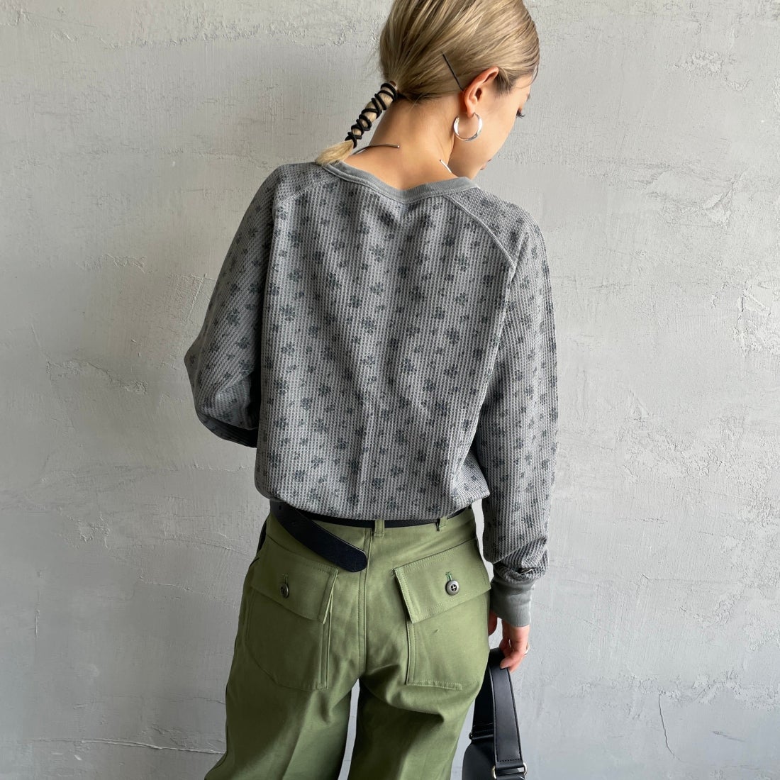 JE MORGAN [ジェイイーモーガン] ワッフルオーバーダイ ロングスリーブTシャツ [JE053-19S] 06 GRAY &&モデル身長：150cm 着用サイズ：F&&