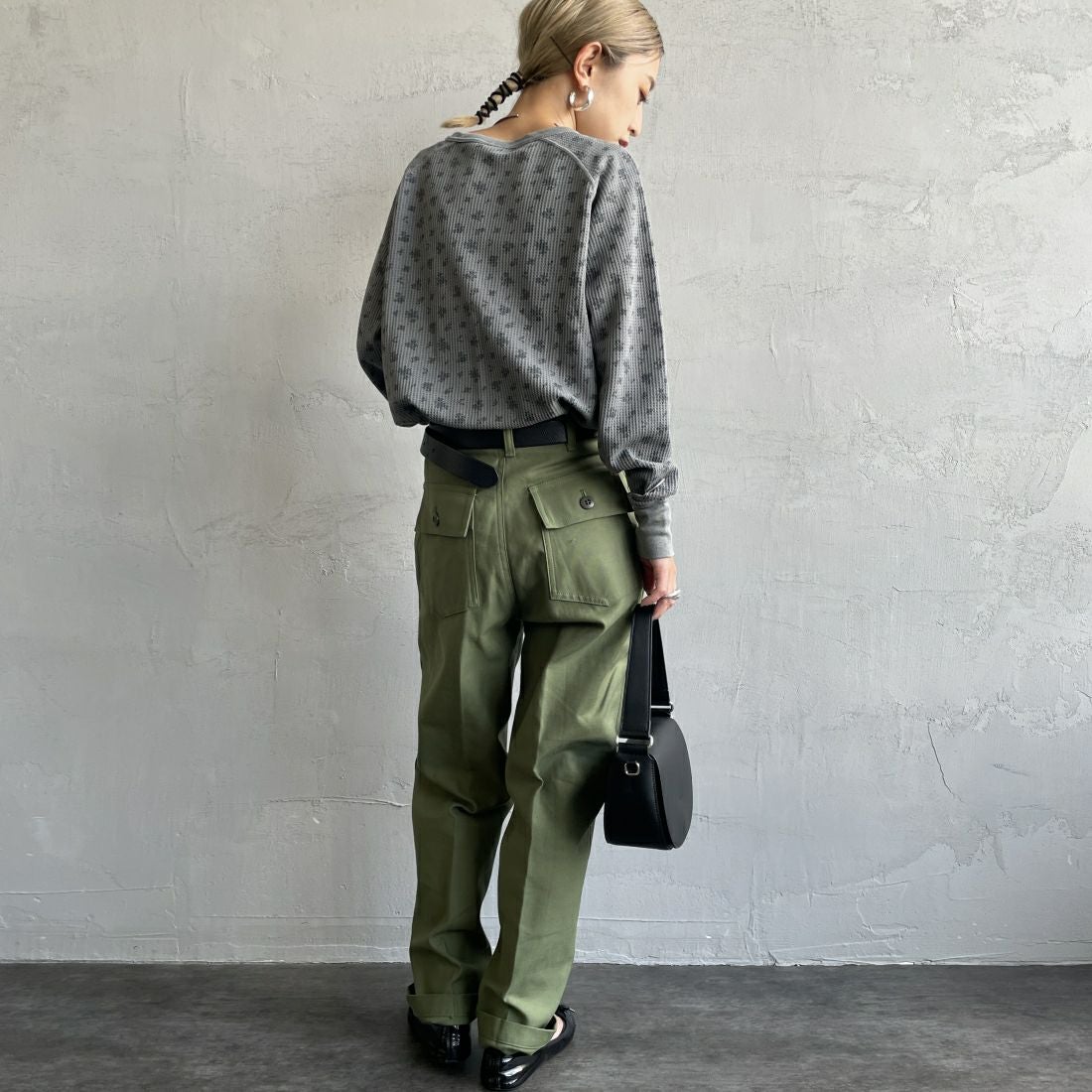 JE MORGAN [ジェイイーモーガン] ワッフルオーバーダイ ロングスリーブTシャツ [JE053-19S] 06 GRAY &&モデル身長：150cm 着用サイズ：F&&