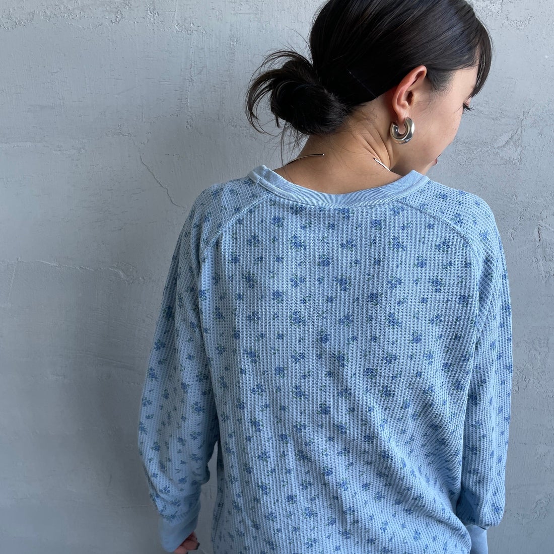 JE MORGAN [ジェイイーモーガン] ワッフルオーバーダイ ロングスリーブTシャツ [JE053-19S] 83 BLUE &&モデル身長：150cm 着用サイズ：F&&